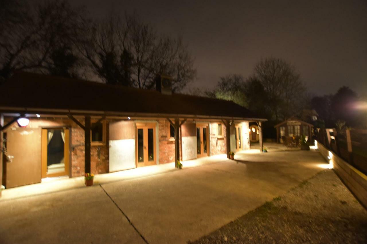 Oak Tree Stables Cottage เบอร์มิงแฮม ภายนอก รูปภาพ
